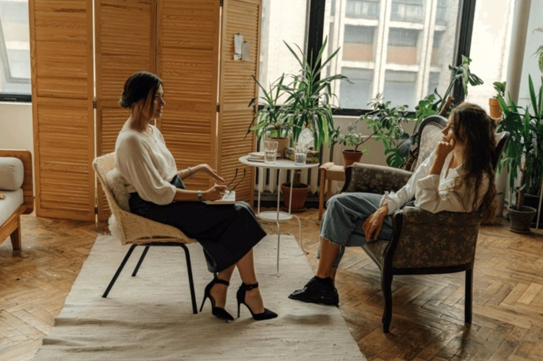 Peer recovery worker supporting an individual in a calm community setting Peer recovery worker supporting an individual in a calm community setting