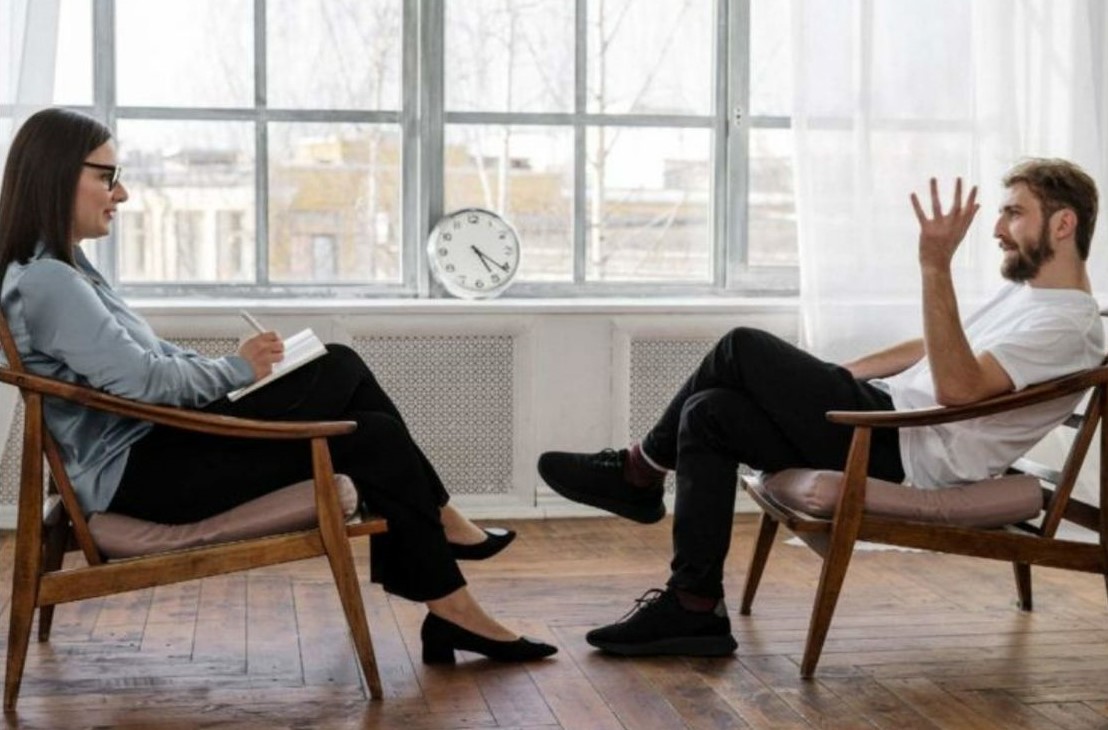 Therapist and client discussing recovery strategies in an outpatient setting Therapist and client discussing recovery strategies in an outpatient setting
