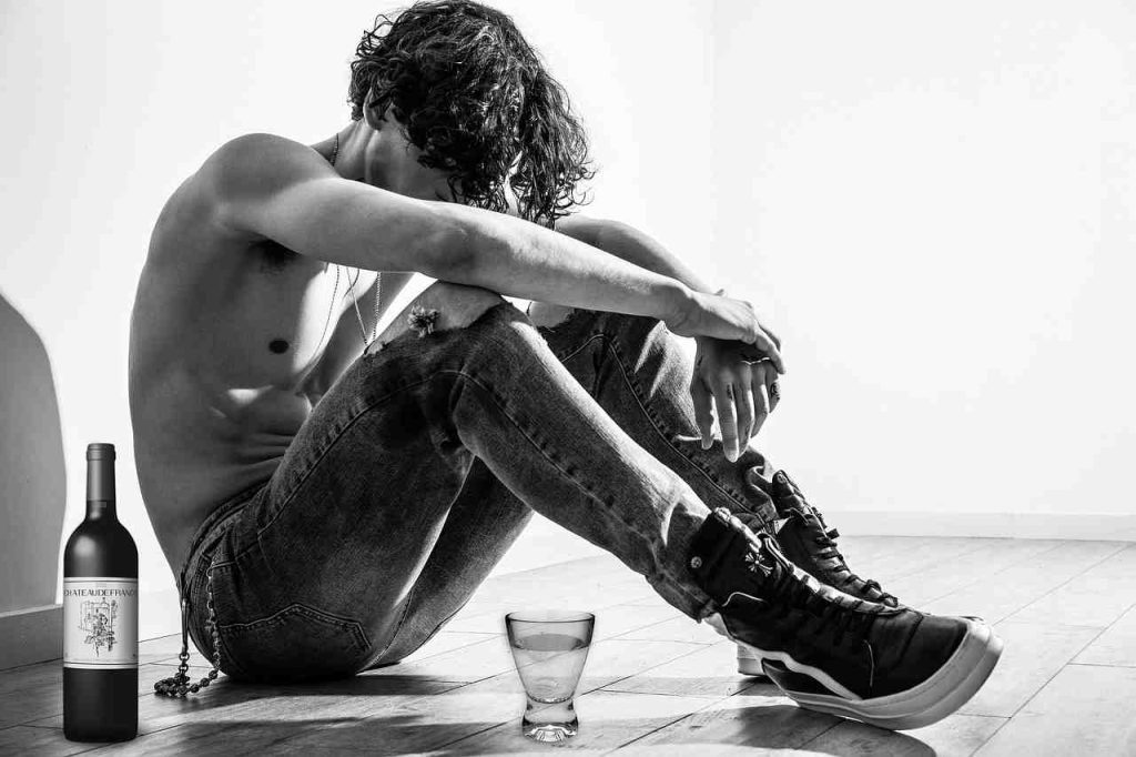What are the early signs of alcohol dependence?